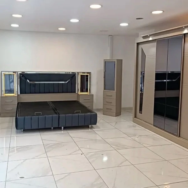 غرفة نوم بإضاءة